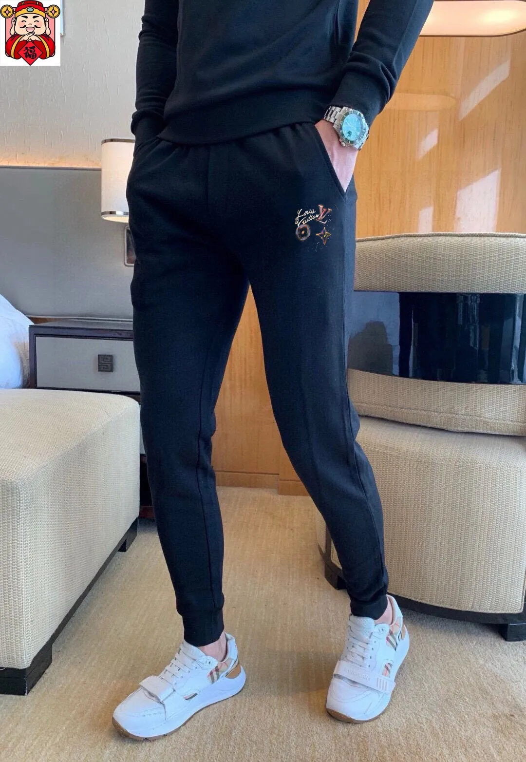 🅿️380 [LV Louis Vuitton] (Fat Man Gospel) hot-selling suit is coming. Focus on the original version of the official website. 2025 new hot-selling sweatshirt suit. The original order is hard to buy🇭🇰. It is the meticulous work of top designers for a fitting and perfect upper body effect. All-natural high-quality Roman cotton 100%, close-fitting comfort, noble and elegant! Original hardware embodies elegance and nobility! Counter size: M-5XL (maximum wear up to 220 pounds)